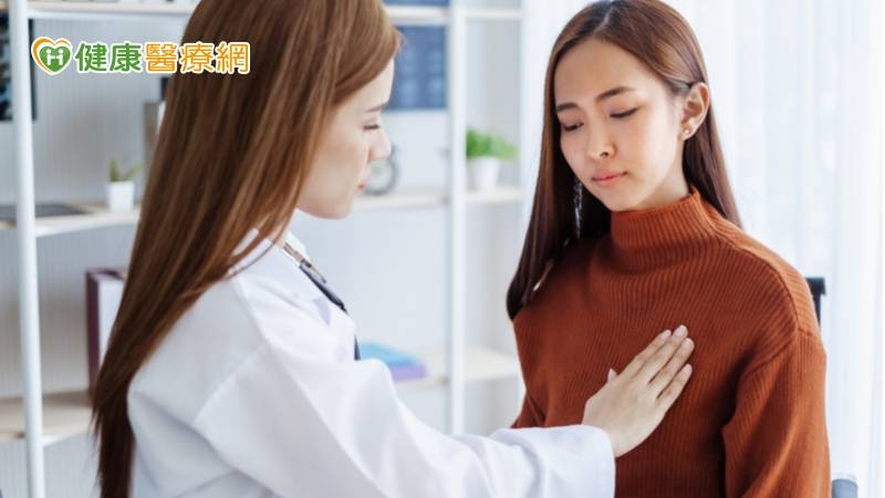 國民健康署吳昭軍署長提醒，女性朋友們，要正視乳癌定期篩檢的重要性，定期篩檢可以降低41%的乳癌死亡風險，並減少30%的晚期乳癌發生率。