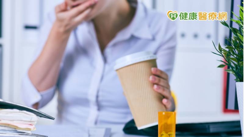 解熱止痛藥使用時如果同時攝取含咖啡因的飲食如茶、咖啡、巧克力或可樂等而導致體內咖啡因含量升高，就有可能造成心悸、焦慮或是失眠問題。