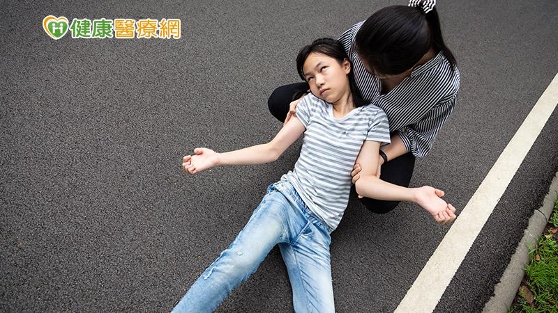 林聖皇建議，先讓病人「側躺」在地上，避免被口水嗆到，也讓呼吸道暢通，若發作時間超過兩分鐘，就要趕緊叫救護車送醫。