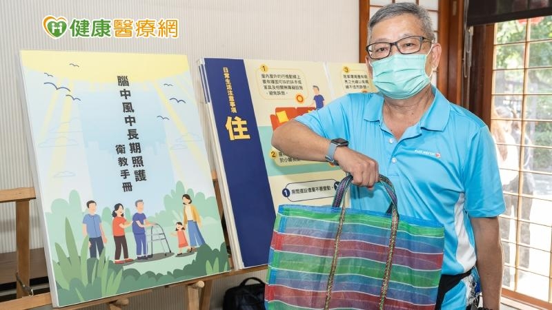 病友江先生現場分享中風後照護歷程、示範物理復健及使用肉毒桿菌素的復原狀況，鼓勵病友不要輕易放棄