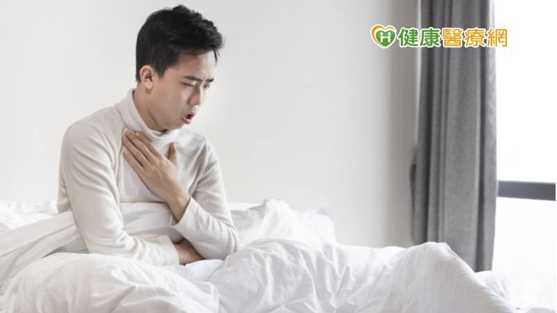 「長新冠」指的是症狀持續了大約一個月卻仍未消除的情況，常見症狀包括像是感冒沒完全好的感覺，如一直覺得喉嚨有痰、咳嗽不止、呼吸費力、胸悶感、頭痛等
