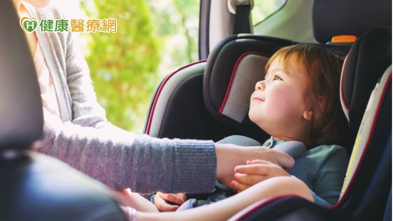 疫情期間家長大多會避免帶幼童到人多擁擠的地方，但若要開車外出時，不要忘記4歲以下幼童要乘坐兒童安全座椅的規定。