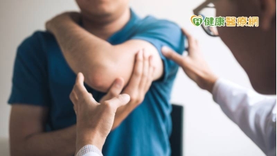 手肘痛難根治　專家揭「6大常見原因」：你是哪種？