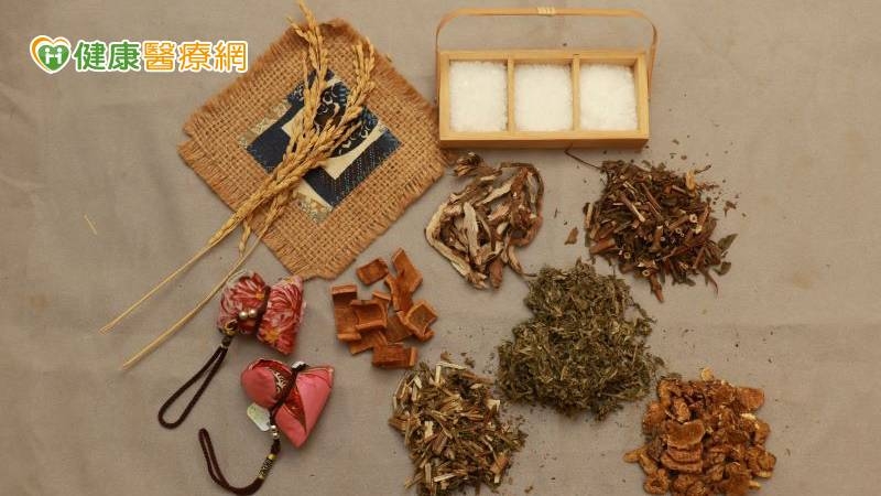 可將石菖蒲、艾葉…等藥材研磨成粉製成香囊隨身攜帶，就像是帶著一個作用非凡的「空氣淨化器」，既應景又環保。