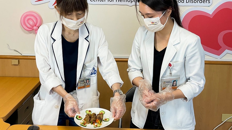 劉素芬建議，可採取「地中海式」飲食，使用植物油，搭配適量魚類、禽肉等優質蛋白質。（新樓醫院提供）