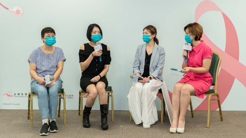 陳小姐（左二）表示，當時在診間聽聞確診消息時，「整個愣住、腦中一片空白」，直到慢慢意識到自己罹癌，眼淚才潸然落下。接續開始進行一連串的治療，而治療不便時刻照顧孩子，原計畫要上幼稚園的孩子也被迫暫時停學。（右二為主治醫師郭玟伶）