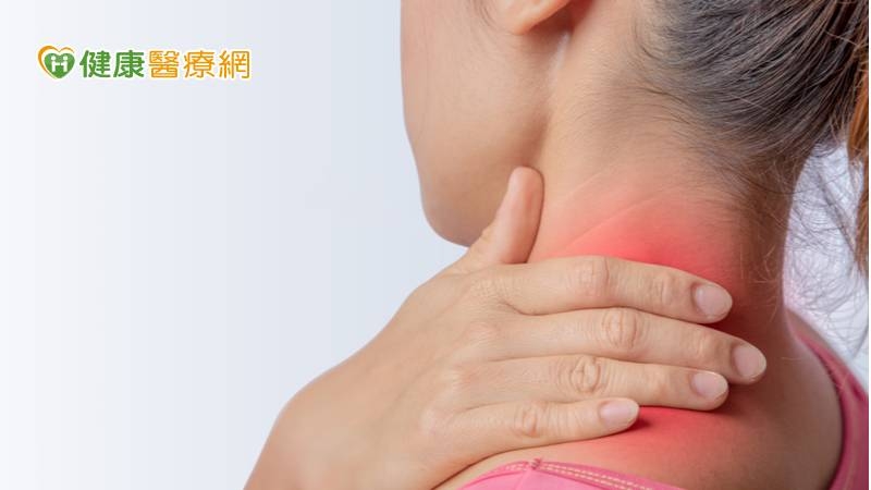 肩膀兩側的「上斜方肌」是由兩塊三角型扁平狀的肌肉，由頸部連接到肩膀，共同形成斜方型的四邊形，負責掌控舉手及聳肩的動作，若是此處肌肉過於發達，肩膀就會隆起，出現類似小山坡、虎背熊腰的樣態。