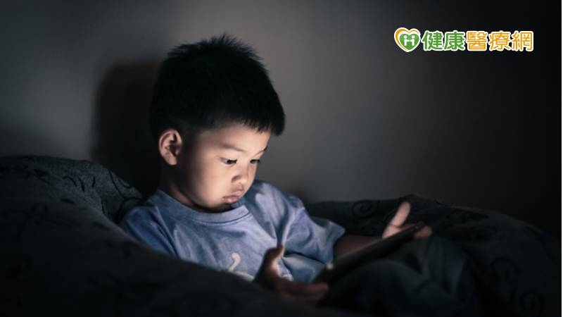 目前資訊網路與電腦手機普及，人手一機網路吃到飽，致每天沉迷於網路遊戲，除了影響學習動機外，也衍生諸多問題如：人際孤立、身體健康受損、時間管理，都受到負面的影響，且面臨現實生活事件，皆慣以虛擬角色及遊戲設定攻擊模式回應。