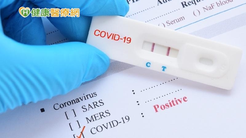 CT值越高表示病毒量越低，所以當病毒量低時，採用抗原快篩就會變得不準確，換句話說，當疾病初期或是疾病痊癒後，病毒量不多時，抗原快篩陽性就會有許多偽陽性的可能。