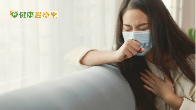 新冠肺炎康復的成年人，每5人就有1人會出現「長新冠後遺症」，有疲倦、咳嗽、易喘、睡眠障礙、腦霧健忘、注意力不集中、紅疹等症狀，除了造成患者身體不適，並影響工作和生活。