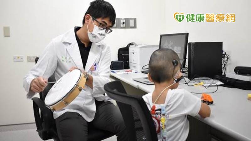 人工電子耳透過植入的人工電極，結合外部的語言處理器，取代內耳受損的毛細胞，將聲音轉換成電訊號，直接刺激聽覺神經，能有效地使重度至極重度感音型聽損的病人重建聽覺。