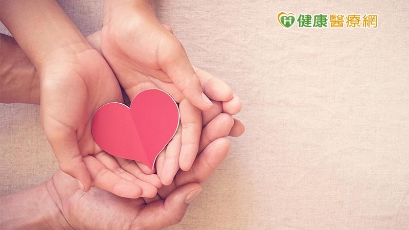 李信謙表示，一對憂鬱的父母帶著負向的眼光去看待世界時，所養育出來的孩子也會變得比較負向、憂鬱。