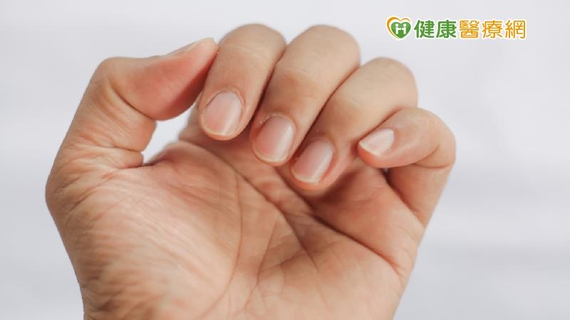 在感染期間，人體面對新冠病毒，會自然做出不同於尋常的壓力反應，並可能以多種形式表現出來，其中包括透過指甲的表徵變化來顯現。