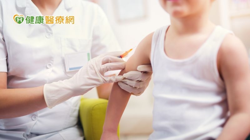 百日咳是高度傳染性疾病 ，主要是經由飛沬傳播，一年四季都可能發生且傳染力強，若家人與照顧者帶原極易傳染給幼童，而容易造成家庭群聚感染。