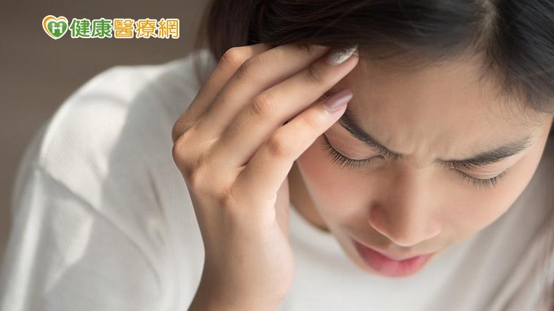 陳龍表示，非藥物治療方面，要避免攝取紅酒、乳酪、起司會誘發偏頭痛的食物。