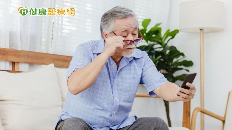 孫啟欽理事長比喻，「眼睛好比照相機，鏡頭就是角膜和水晶體，底片是視網膜及視神經，看東西的時候，光線一定要透過清澈的水晶體到視網膜上，再傳送到大腦。而當年紀增加，水晶體變得混濁，導致視線模糊，這就是白內障。」
