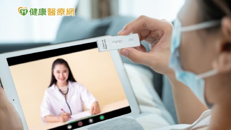 張益豪表示，一旦快篩陽性進行視訊後確診，「不管你是6/4週六，還是6/5週日做快篩兩條線，若您跟診所醫師約6/5週日視訊看診，因有醫療人員參與，所以6/5週日算是 Day0」。