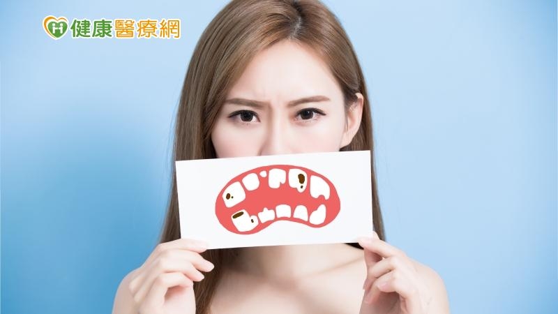 台北慈濟醫院兒童牙科陳宜宏醫師說明，形成蛀牙的四大要素分別為：細菌、食物、宿主（牙齒）與時間，引發蛀牙最主要的細菌為鏈球菌，這些細菌會代謝食物殘渣中的醣類，產生酸性物質侵蝕牙齒，時間一久就會變成蛀洞，因此要預防蛀牙，除確實清潔也須減少細菌入侵。