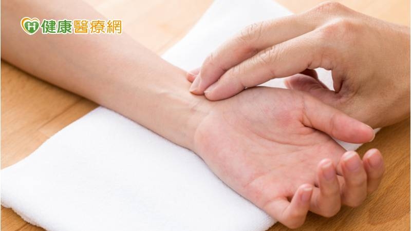梅雨季時容易有頭部昏沉、四肢沉重倦怠、關節痠痛、舌苔白厚、大便黏、腹脹腹瀉、下肢水腫、腳氣、白帶、濕疹等症狀。