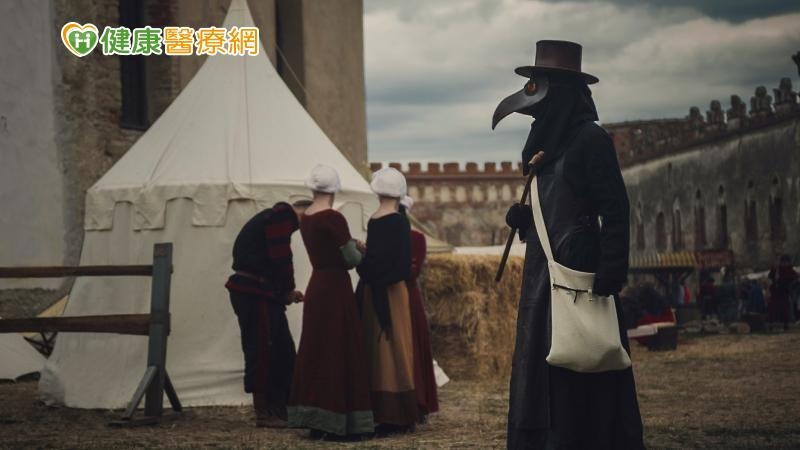 在西元1347年，黑死病透過商船貿易進入了從黑海進入地中海，並迅速傳遍歐洲、中東及北非，佔據了高達60%的人口。