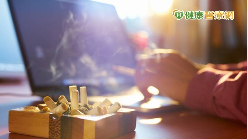 近期國民健康署接獲民眾反映住家二手菸害的情形增多，民眾常抱怨住家飄來菸味，原因在於吸菸者於住家或陽台吸菸時，二手菸不僅會透過門窗飄進室內，更會經由公寓大廈共用管道進入鄰居家中，造成嚴重困擾