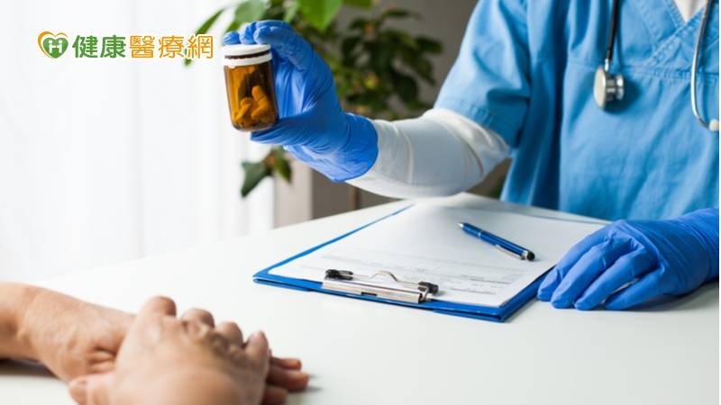 近來新冠肺炎疫情延燒，我國目前通過食藥署核准專案輸入（緊急使用授權，Emergency Use Authorization, 以下簡稱EUA）使用於治療COVID-19之口服抗病毒藥品有兩款，即「Paxlovid」及「Molnupiravir」。