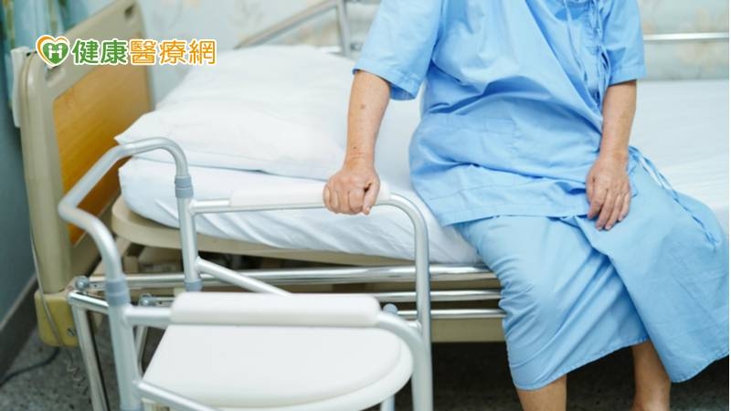 食藥署提醒，選購屬醫療器材之機械椅時，請應用「醫材安心三步驟，一認、二看、三會用」口訣。
