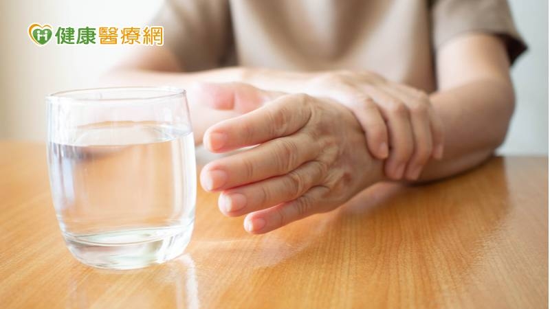 巴金森氏症是一種運動神經系統退化性疾病，病人常出現肢體僵硬、顫抖、失去平衡感等動作障礙相關症狀。