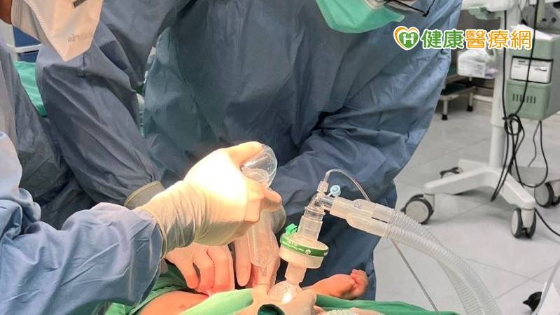衛生福利部南投醫院整形外科與醫療團隊上週為一名1歲的Covid-19確診燙傷幼兒進行清創手術，術後透過適當的輸液支持及傷口照護，目前順利出院轉門診治療。