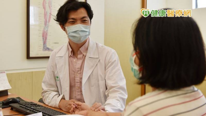 恩主公醫院中醫內科主任廖唯宇醫師表示，不少確診者在解除隔離一至兩週後身體仍有不適，大多有咳嗽、胸悶與喘、頭痛，乏力等症狀。
