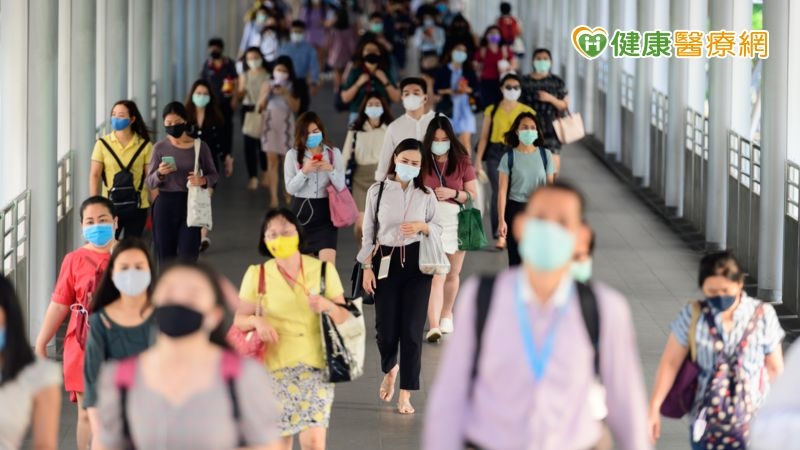 「高風險族群是病毒要找的人，這些脆弱族群感染新冠病毒後，約5成患者重症與死亡風險高。」