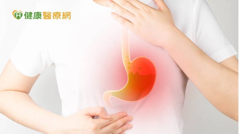 胃心症候群由胃腸道變化刺激的一系列心血管症狀。症狀發生是周期性的，並且僅在發作期間發生，發作通常是在進食後，出現心絞痛、疲勞、焦慮、呼吸不舒服、突發或持續性眩暈或頭暈、睡眠障礙、心律不整、心動過速等症狀。