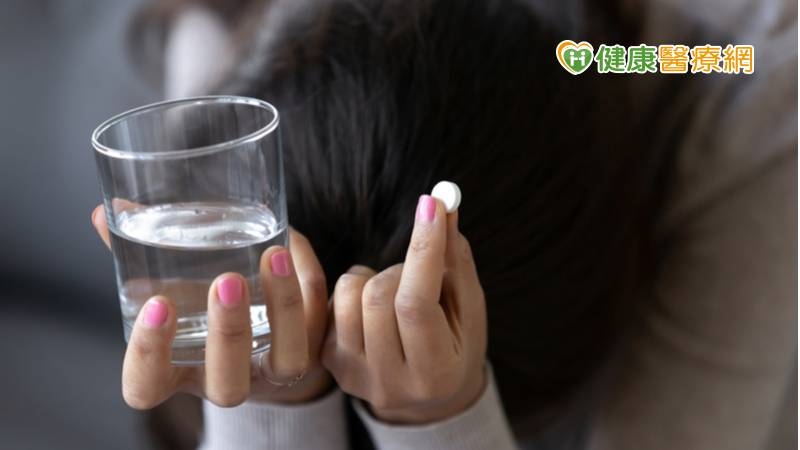 很多憂鬱症會以身心症狀表現，譬如像不明原因的疼痛、腸胃無法蠕動等，病人可能會因此不敢活動或是不敢吃東西，造成嚴重困擾。