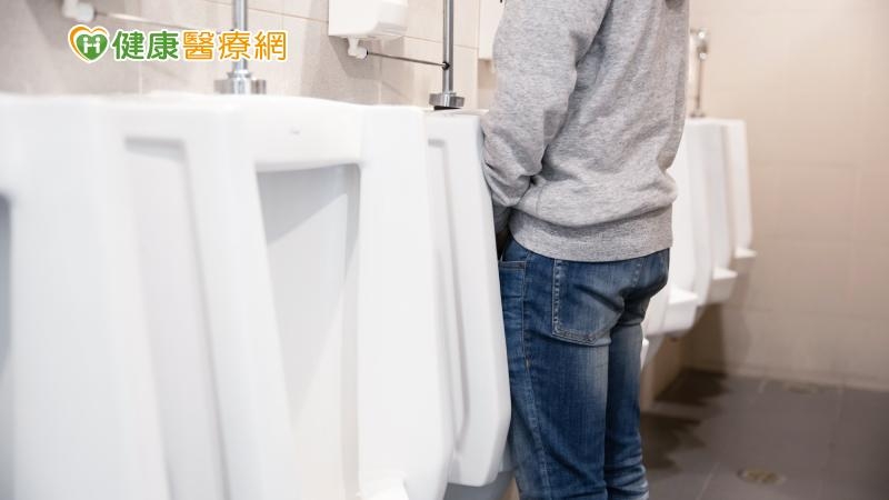 一般腎臟功能正常時建議每天至少飲水2公升並視身體狀況調整。但如果腎功能不良或合併其他疾病，要諮詢醫師，以確定適合自己的飲水量。