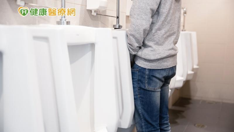 3旬男莫名血尿！超音波一照「兩側腎臟長滿水泡」