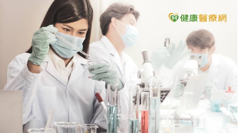 近年來標靶治療成了癌症新興療法，但癌細胞透過持續地基因突變產生抗藥性，並改變腫瘤微環境進而逃脫免疫系統監控，癌症免疫療法因而誕生。