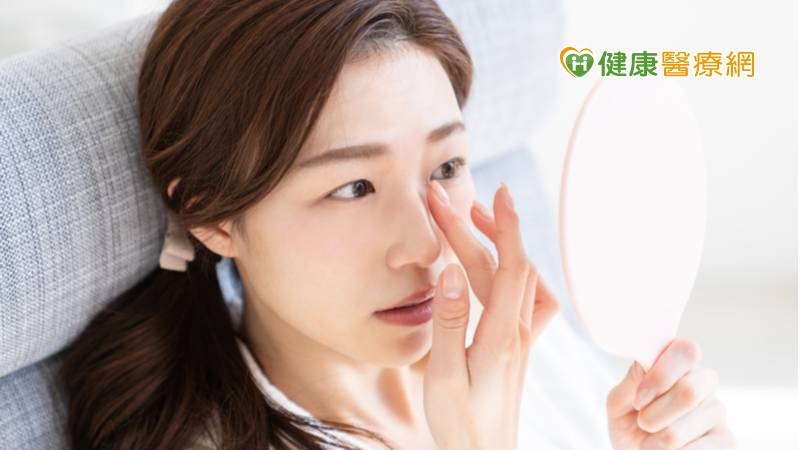 中醫以清熱涼血與活血化瘀為治療方向，將痘痘已形成的膿「托」出來，並減少粉刺。