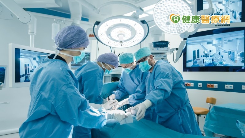 同時急性腦中風與急性心肌梗塞，增加搶救困難度，新竹臺大分院發揮跨團隊的專業合作，用最快的速度成功救回危急的生命。