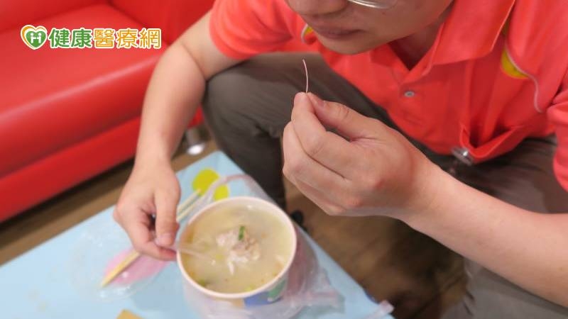 魚刺胃穿孔造成膿瘍，膿瘍再壓迫膽囊及膽道，引起膽囊發炎，手術進行膿瘍清創後切除膽囊，患者術後恢復良好。
