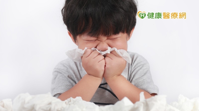 目前已有研究顯示，連續敷貼治療3年，對於治療過敏性鼻炎和氣喘可達80％以上療效。