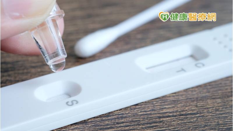 COVID-19快篩試劑為第三等級醫療器材，目前只能在藥局、醫療器材商等實體通路販售，不能透過網路或社群平台等通路販售。