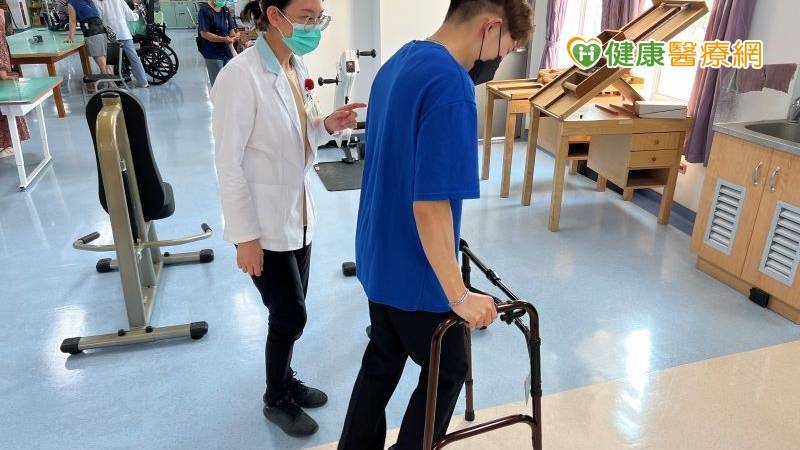 復健科物理治療師張愷玲教導使用雙拐助行器訓練 
