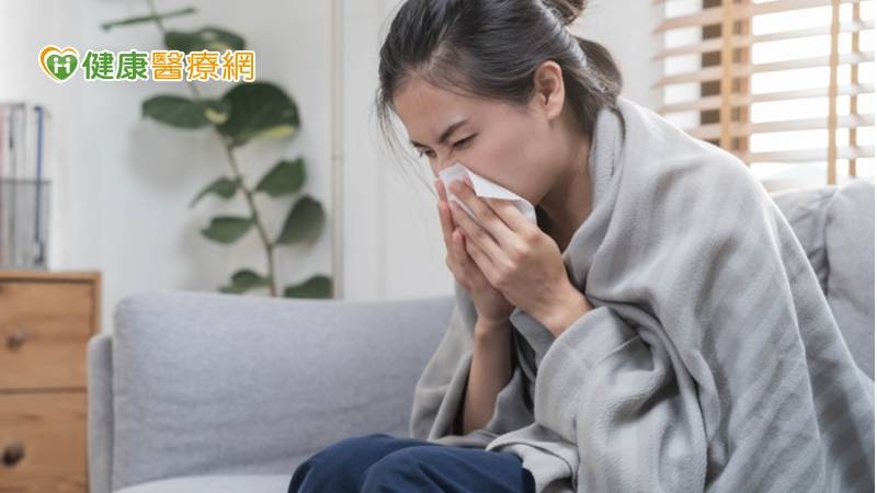 三伏貼療法是透過將溫熱藥物直接敷貼在穴位上，提振體內陽氣並驅除寒氣，適合用來治療慢性支氣管炎、反覆感冒、過敏體質的患者，具有增強免疫提升代謝的功效