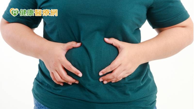 常見造成脂肪肝的原因，包括肥胖、高血壓、高血脂、過度飲酒、糖尿病控制不良，由於脂肪肝沒有症狀，難以察覺對身體的影響，伴隨著肝癌致病機轉，即從脂肪肝轉變成肝炎，再形成肝纖維化，最終形成肝硬化甚至肝癌。