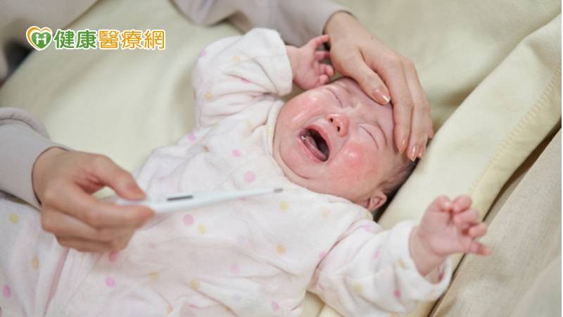 孩童曾經確診過，突然出現發燒超過三天，以及出現下列兩項症狀，包含出疹、結膜炎、黏膜發炎、低血壓或休克、心肌功能受損、凝血功能異常、急性腸胃道症狀，包含腹瀉、嘔吐或腹痛等，並經過檢查發炎指數上升，排除其他可能類似症狀的感染，即為MIS-C。