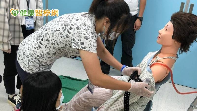 患者有心臟病、三高、慢性貧血、耳朵重聽，同時因年齡過大、慢性病太多、骨鬆又嚴重，若採用傳統脊椎鋼釘手術，耗損老人元氣，也擔心骨釘零件鬆脫，產生併發症，最後以微創脊椎手術解決，傷口小恢復快。