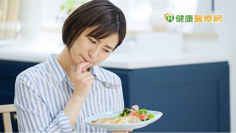 Omicron病毒株約有17%的患者出現嗅覺障礙，其中多半在3～4週後自行痊癒，但也有人在1年後仍持續症狀，如嗅味覺障礙包含嗅覺喪失、嗅覺減退，甚至是嗅覺倒錯。