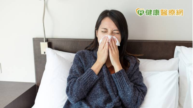 因過敏鼻炎或鼻竇炎、感冒等造成鼻粘液量大增，就會產生不適的症狀，如流鼻水、打噴嚏及鼻塞等，尤其在接觸過敏原或天氣轉變時症狀會加劇，還可能合併氣喘、異位性皮膚炎等其他過敏疾病。