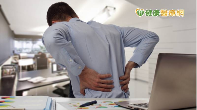 醫師提醒，不良姿勢及欠缺身體肌肉訓練常是為退化及骨質流失的潛在危險因素，若能夠適當調整生活習慣及鍛鍊核心肌群，必能減少疼痛及就醫的機會，降低感染風險。