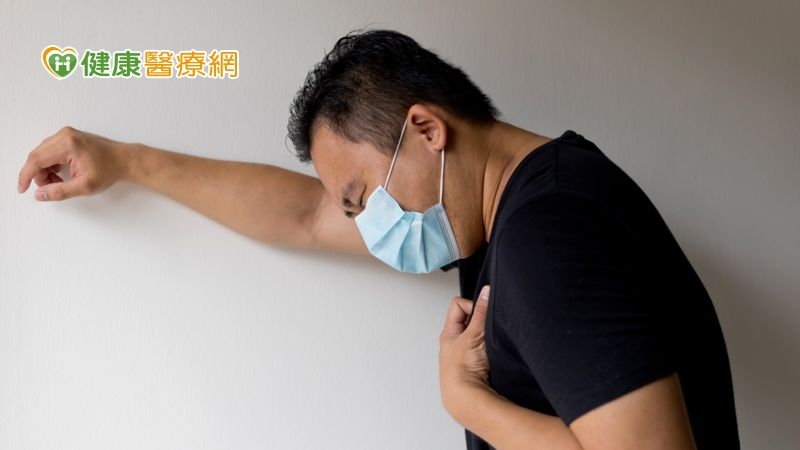 面對濃痰，可透過化痰藥將濃稠的痰液化為水狀，幫助患者可以順利將痰液排出，根據義大利一項研究，曾染新冠肺炎且住院的人，出院後服用化痰藥，發現2-3週症狀獲得改善